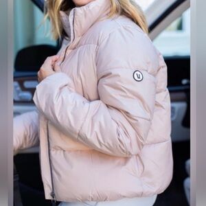 Vuori Women’s Hudson Insulated Short Puffer Jacket